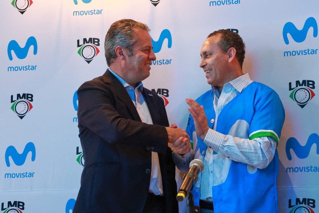 Camilo Aya, presidente de Telefónica Movistar México, junto a Horacio De la Vega, Presidente Ejecutivo de la LMB. 13 de junio del 2024, Ciudad de México (Cortesía LMB)